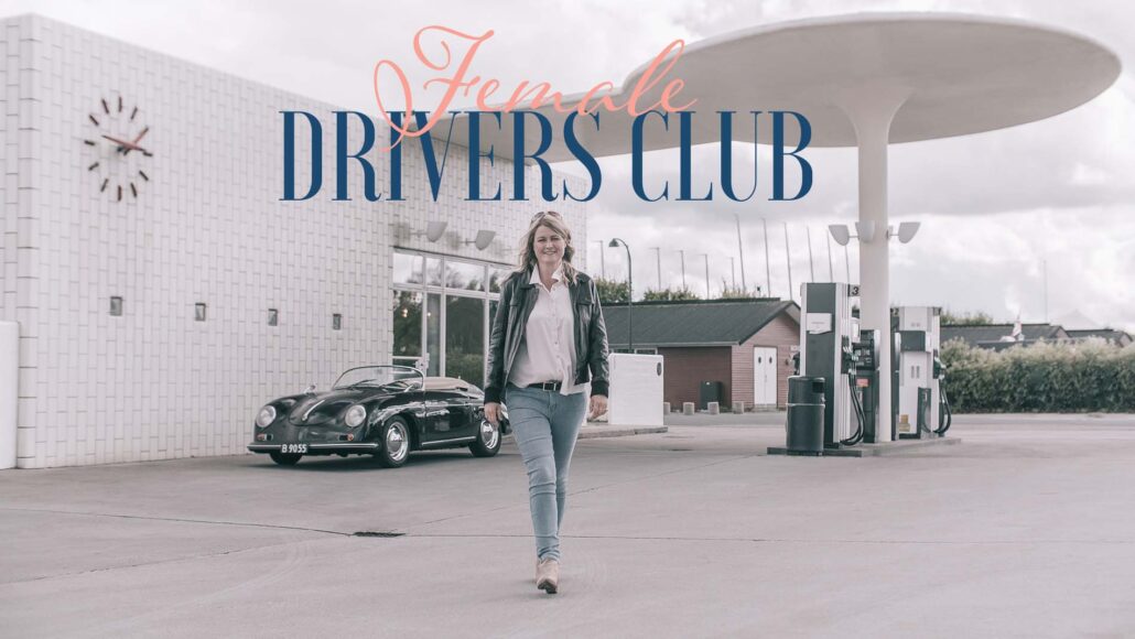 Benedicte går fra tankstationen med sin porche og female drivers club står i logoet ovenover