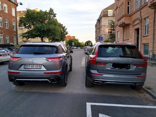 Sammenligning af Volvo XC60 og DS7 set bagfra