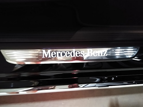 Biltest: Billede af oplyste dørpaneler i Mercedes E 300
