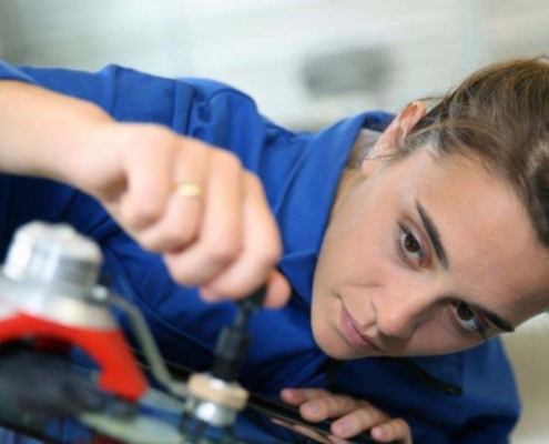 Kvinde arbejder i bilbranchen