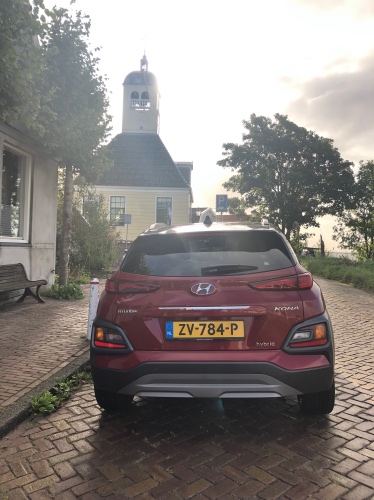 Hyundai Kona hybrid foran en kirke