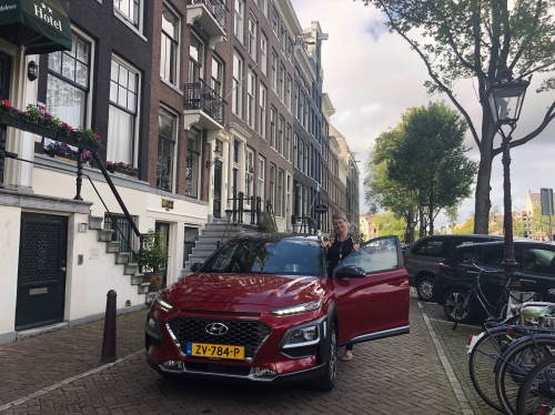 Hyundai Kona hybrid i Amsterdams gader