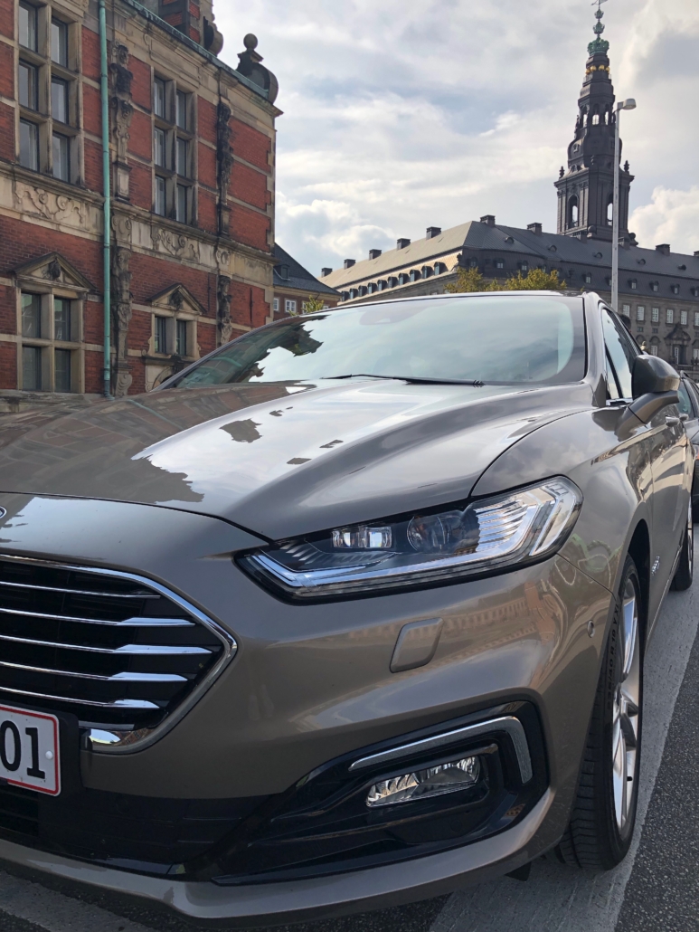 Ford Mondeo Hybrid foran Christiansborg og Børsen i København.