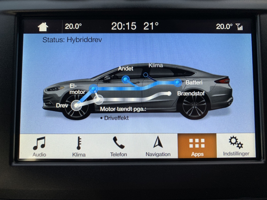 8" touchscreen viser her, hvordan biler veksler mellem opladning, el- og benzinmotor.