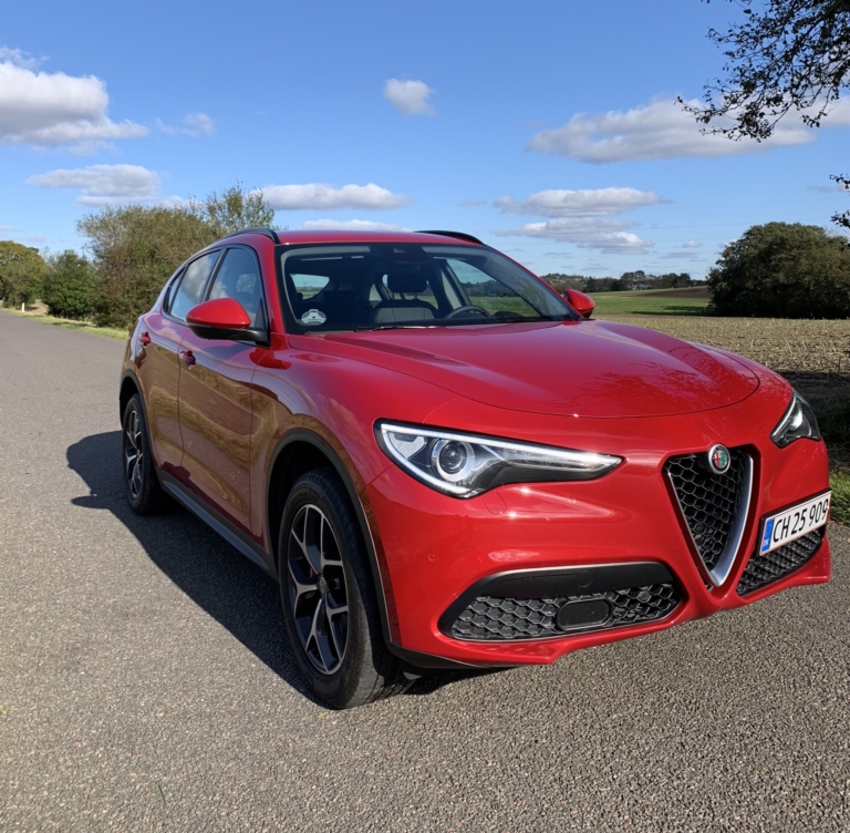 Alfa Romeo Stelvio set forfra