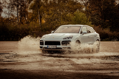 Cayenne kører gennem vand