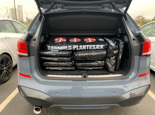 BMW X1 med 12 poser jord i bagagerum