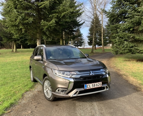 Mitsubishi Outlander PHEV front