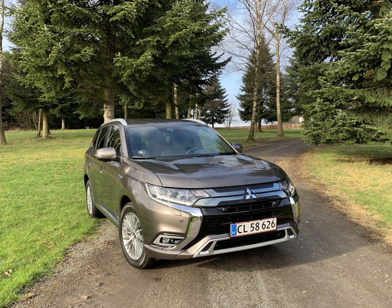 Mitsubishi Outlander PHEV front