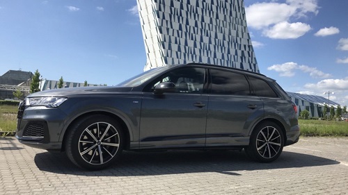 Audi Q7 set fra siden