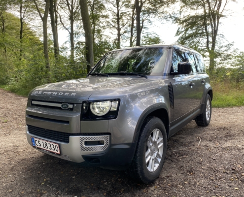 Land Rover Defender set fra fronten