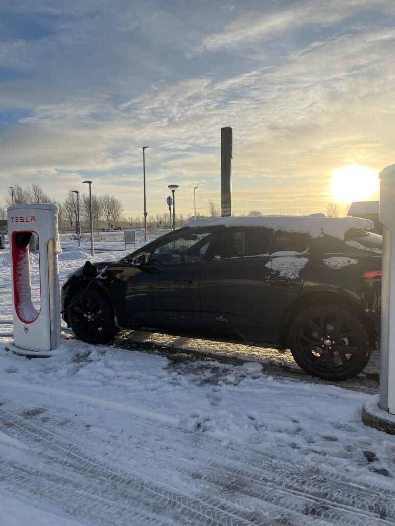 Jaguar I-Pace ved en Tesla lader